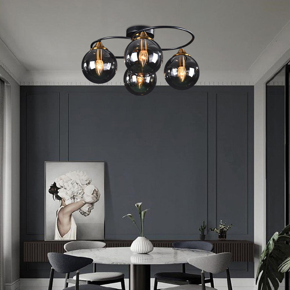 Moderne schwarze Deckenleuchte mit Glaslampenschirmen in elegantem Esszimmer.