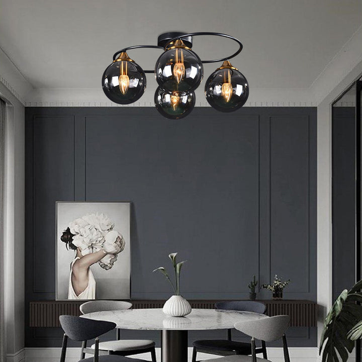 Moderne schwarze Deckenleuchte mit Glaslampenschirmen in elegantem Esszimmer.