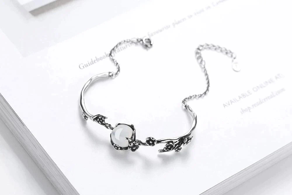 Silbernes Armband mit rundem weißen Stein, elegantes Design, Schmuck für Damen, Geschenkidee.