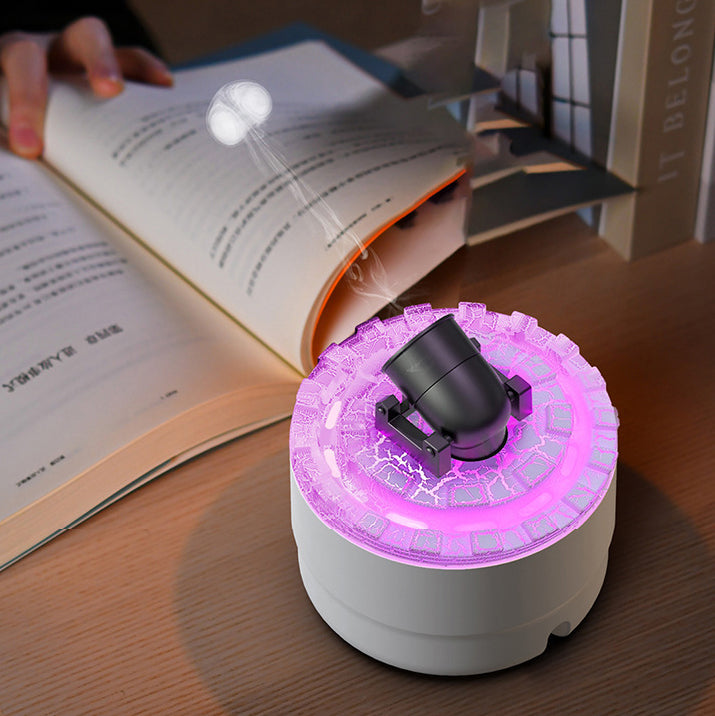 Levitierender Mondprojektor mit lila LED-Licht auf Holztisch neben aufgeschlagenem Buch.