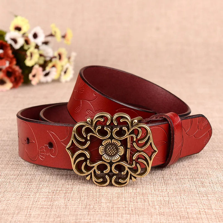 Roter Ledergürtel mit Blumenmuster und goldener Schnalle, Damenmode Accessoire.