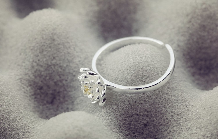 Silberring mit Blumenmotiv, elegantes Design, Schmuck für Damen, stilvoll und modern.