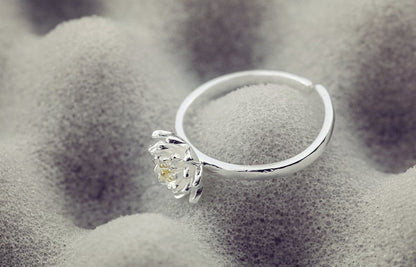 Silberring mit Blumenmotiv, elegantes Design, Schmuck für Damen, stilvoll und modern.