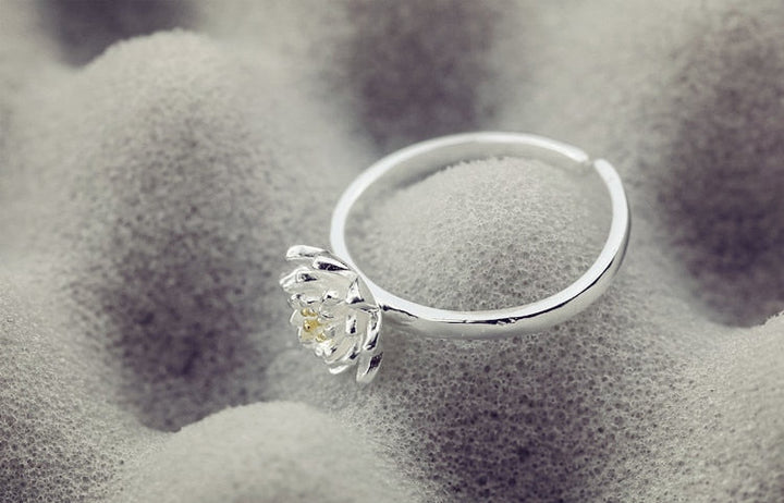 Silberring mit Blumenmotiv, elegantes Design, Schmuck für Damen, stilvoll und modern.
