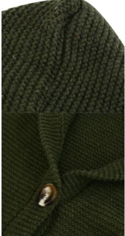 Dunkelgrüner Strickpullover aus Wolle mit Knopfdetail, warme Wintermode für Herren.