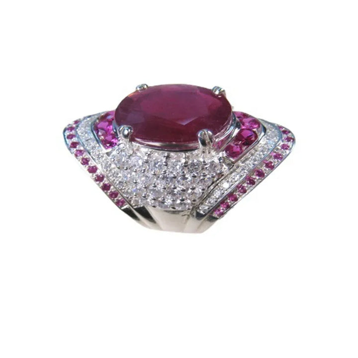 Luxuriöser Silberring mit großem rotem Rubin und funkelnden Diamanten, eleganter Schmuck.