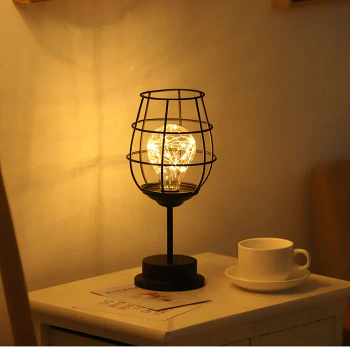Schwarze Tischlampe mit Gitterdesign, warmes Licht, moderne Dekoration, Nachttisch, Wohnzimmer.