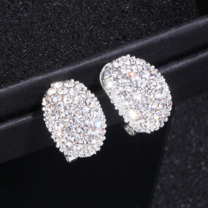Silberne Ohrstecker mit funkelnden Kristallen, eleganter Schmuck, glamouröses Accessoire.