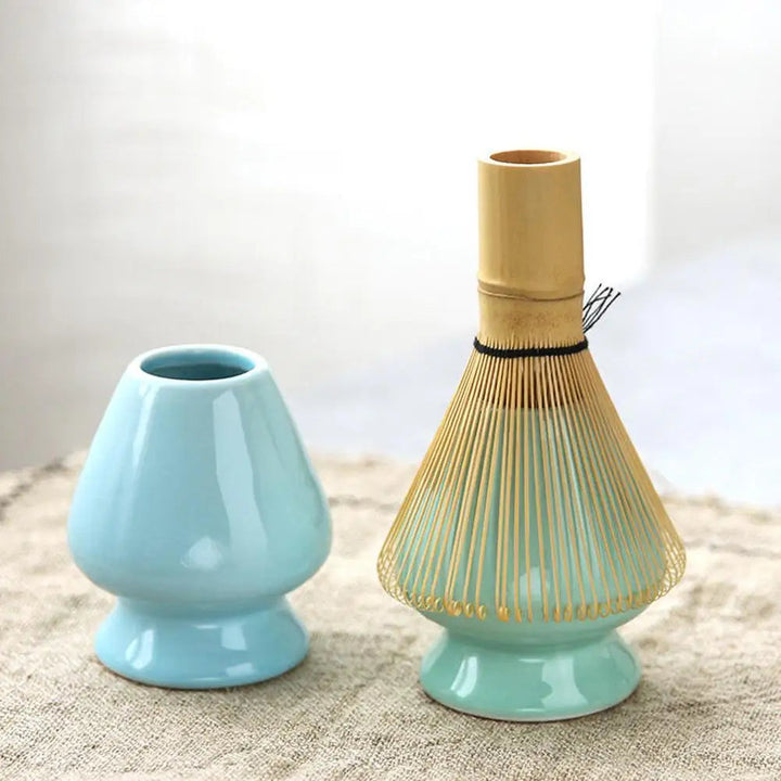 Bambus Matcha-Besen und blauer Keramikhalter, Teezubehör, japanischer Stil.