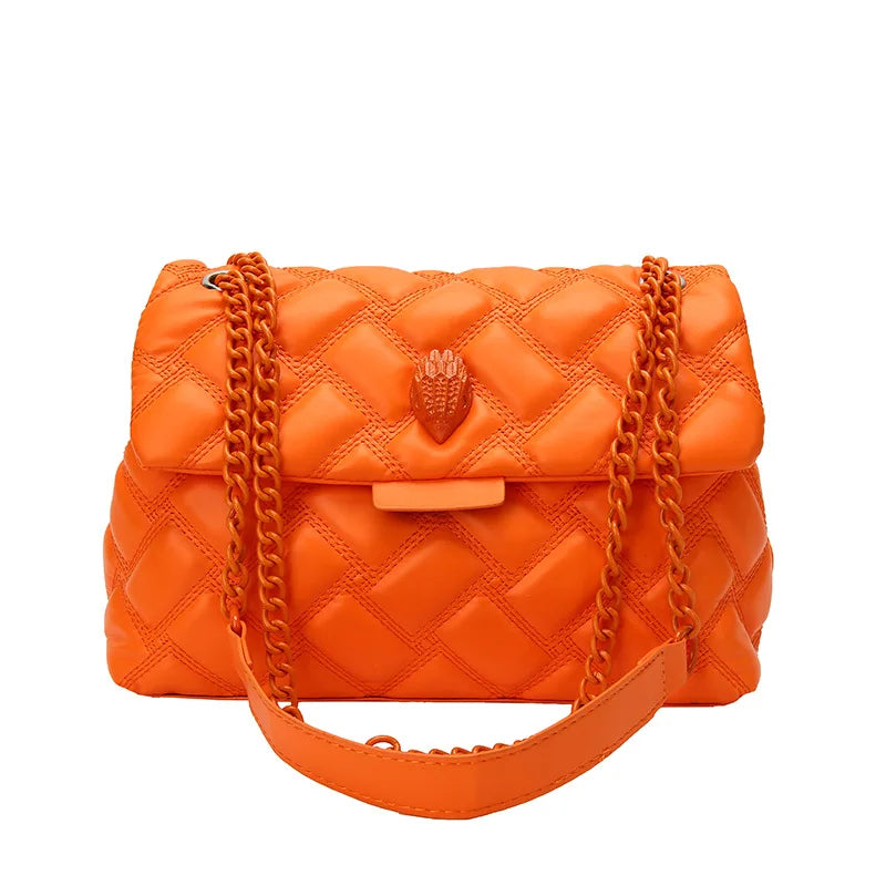 Orangefarbene gesteppte Handtasche mit Kettenriemen, modisches Accessoire, Damenmode.