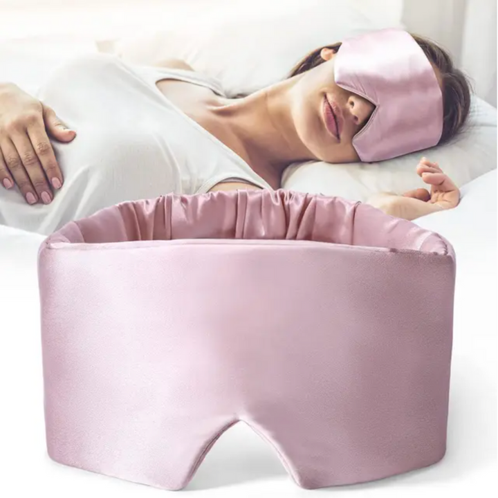 Frau schläft mit rosa Seidenschlafmaske, bequem, entspannend, Schlafhilfe, Luxusaccessoire.