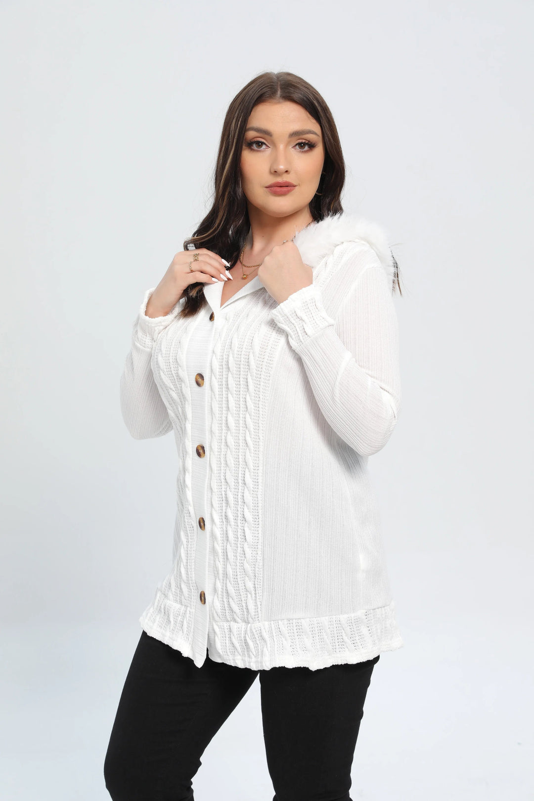 Weiße Strickjacke mit Kapuze, Zopfmuster, Holzknöpfen, Damenmode, Winterkleidung.