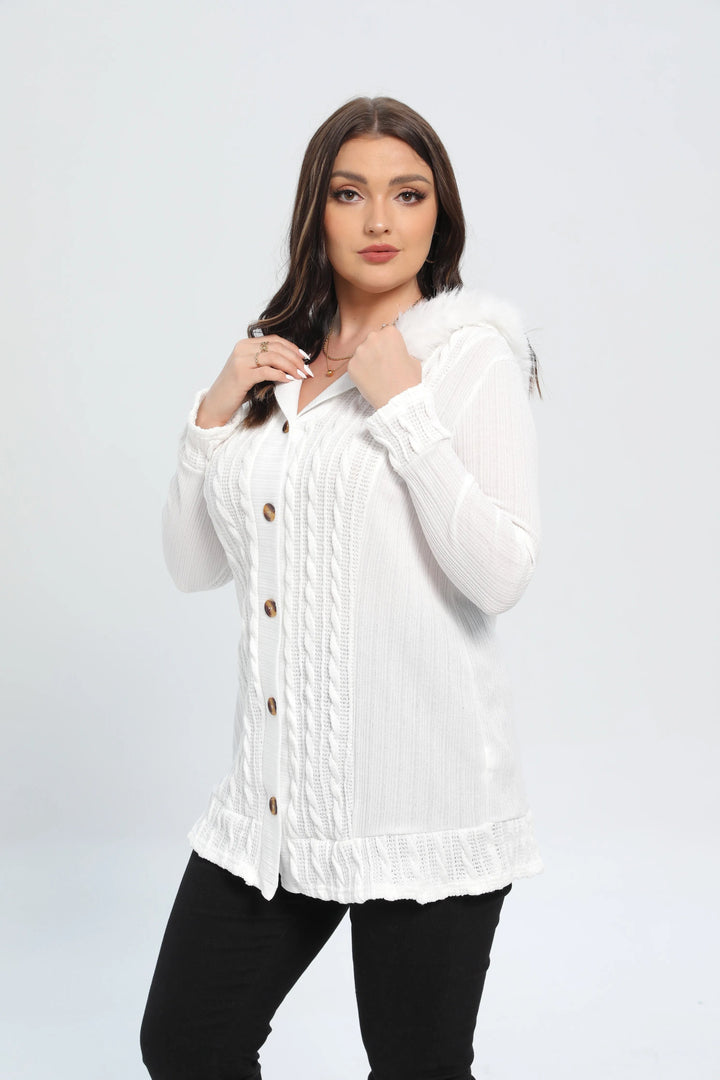 Weiße Strickjacke mit Kapuze, Zopfmuster, Holzknöpfen, Damenmode, Winterkleidung.