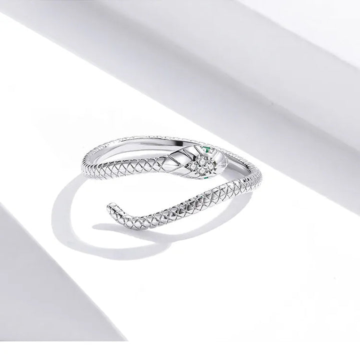 Silberner Schlangenring mit Diamant, elegantes Schmuckdesign, luxuriöses Accessoire.