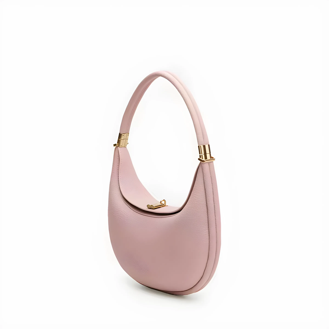 Rosa Lederhandtasche, halbmondförmig, mit goldenen Details, elegantes Design, vielseitig einsetzbar.