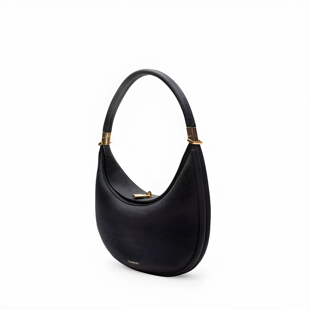 Schwarze Lederhandtasche, Halbmondform, goldene Details, elegantes Design, vielseitig einsetzbar.