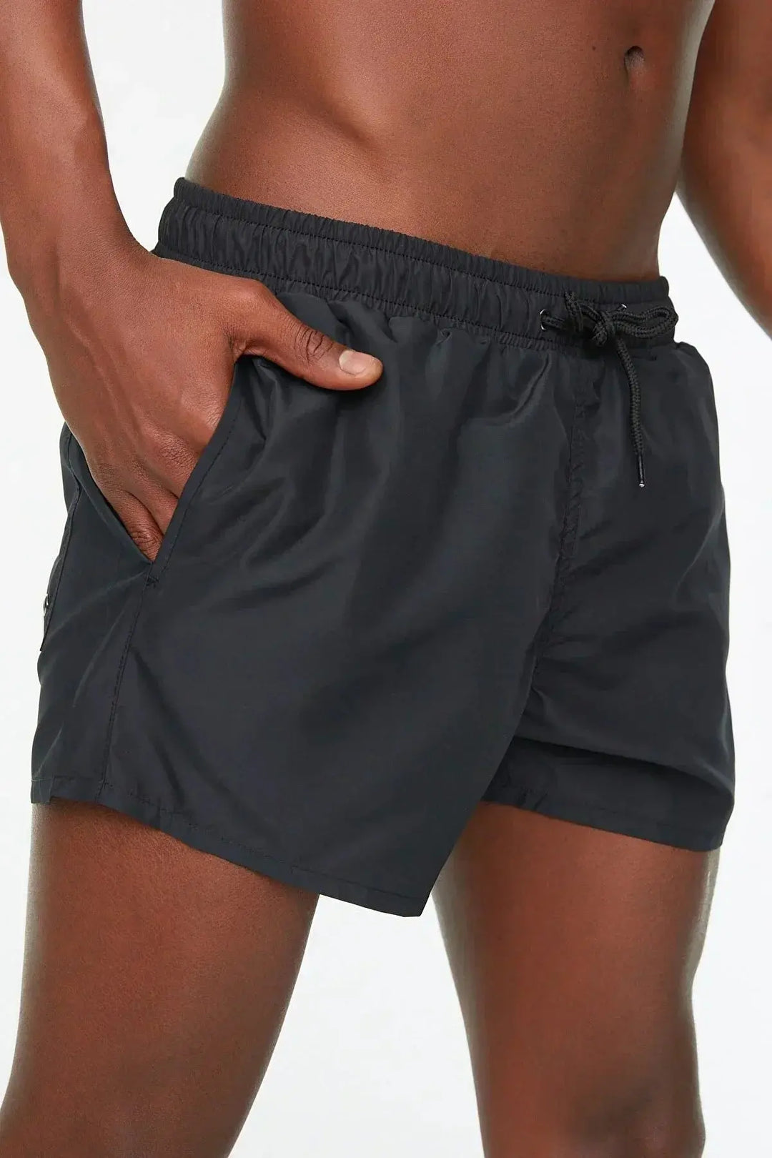 Schwarze Herren-Badeshorts, elastischer Bund, seitliche Taschen, sportlich, bequem.
