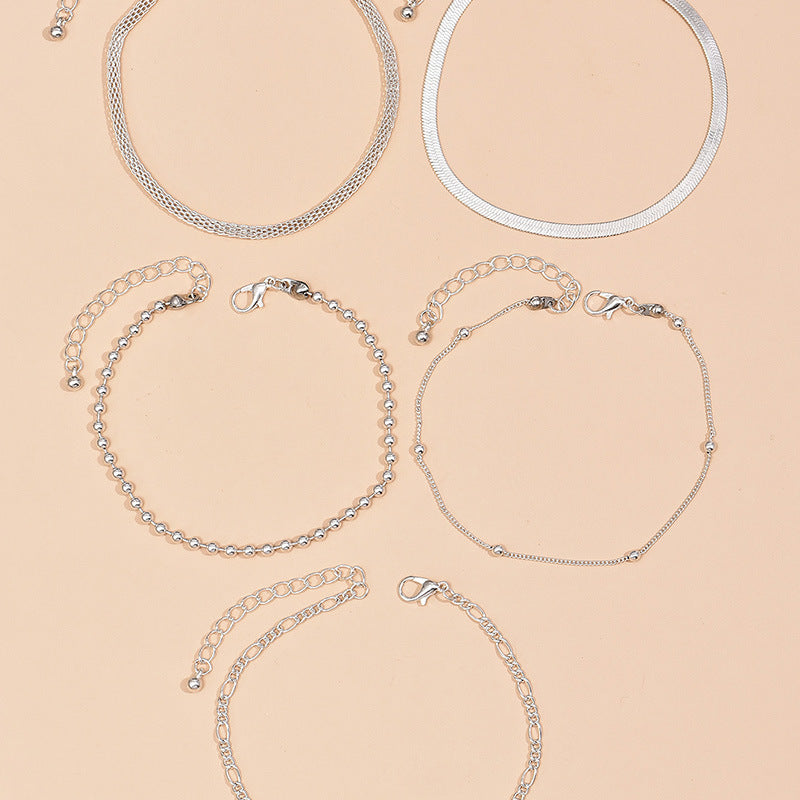 5-teiliges Set aus mehrlagigen Perlen- und Schlangenketten-Fußkettchen für Damen, silberfarben.