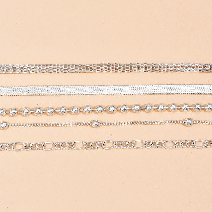 5-teiliges Set aus silbernen Schlangenketten- und Perlen-Fußkettchen für Damen.