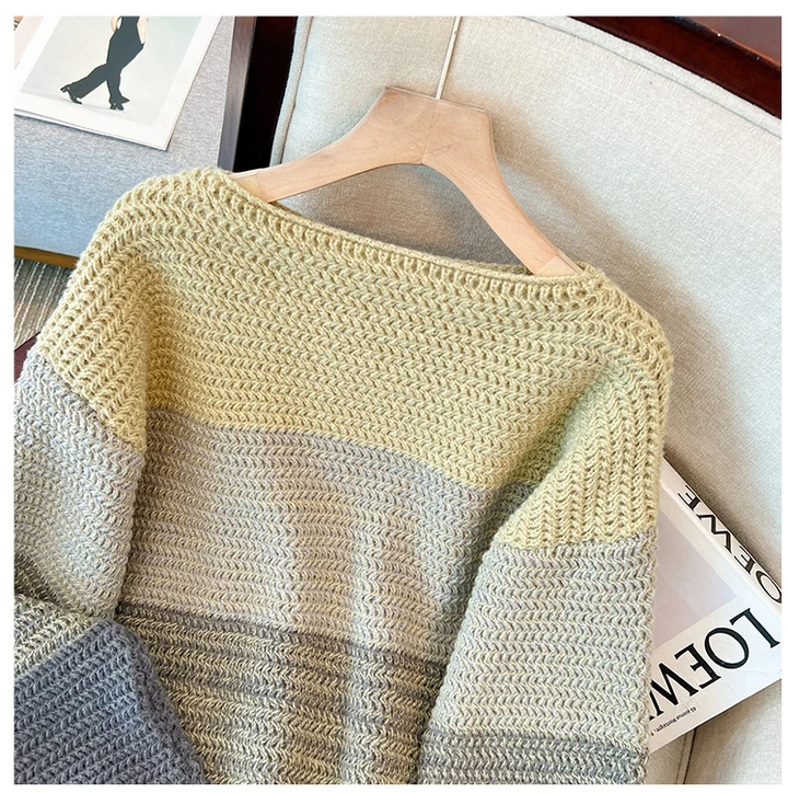 Beigefarbener Strickpullover auf Holzkleiderbügel, gemütlich, modisch, Herbstmode.