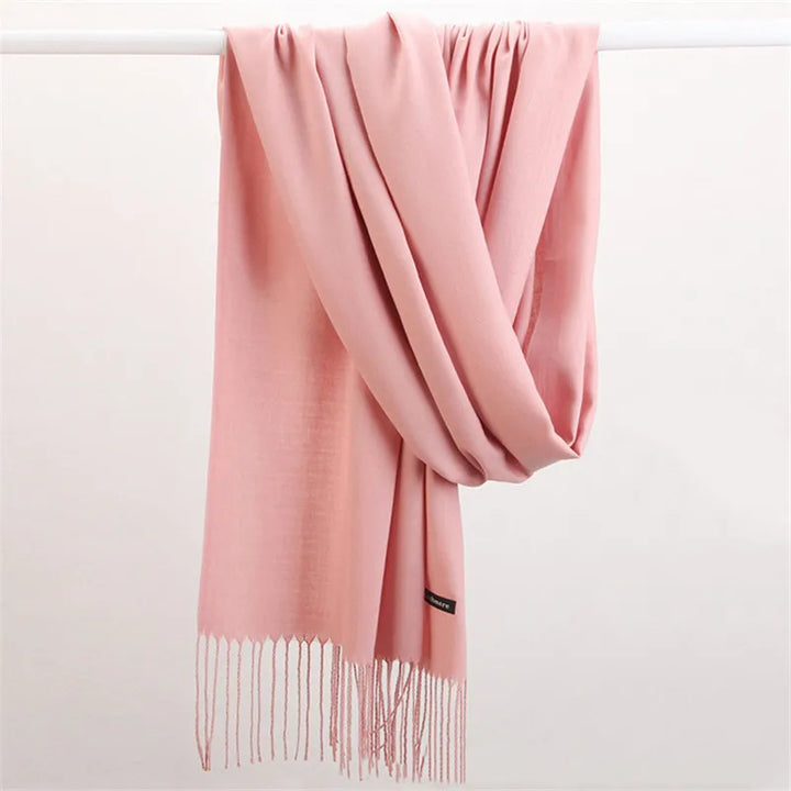 Rosa Kaschmirschal, weich, elegant, Damenmode, Fransen, luxuriös, stilvoll, Accessoire.