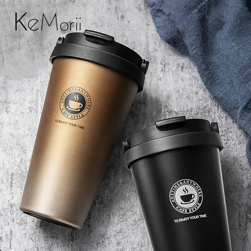 Zwei Thermobecher aus Edelstahl, 500ml, doppelwandig, auslaufsicher, in Gold und Schwarz.