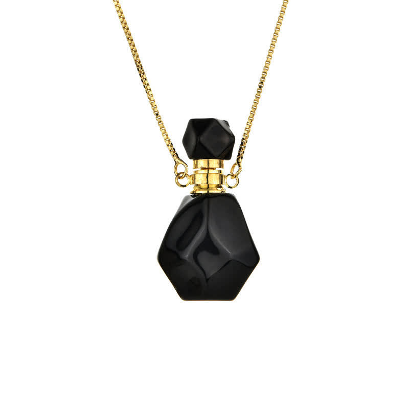 Goldene Halskette mit schwarzem, facettiertem Anhänger, eleganter Schmuck, Damenaccessoire.