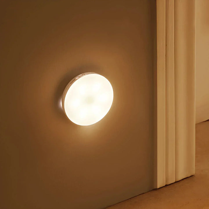 Runde LED-Nachtlampe an der Wand, warmweißes Licht, batteriebetrieben, energiesparend.