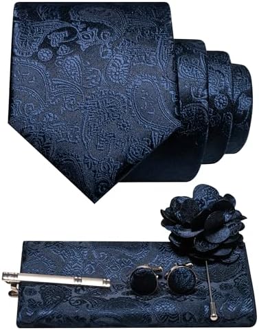 Set s temně modrou paisley kravatou, kapesníčkem do saka, manžetovými knoflíčky, sponou na kravatu a květinovou broží do klopy. 6