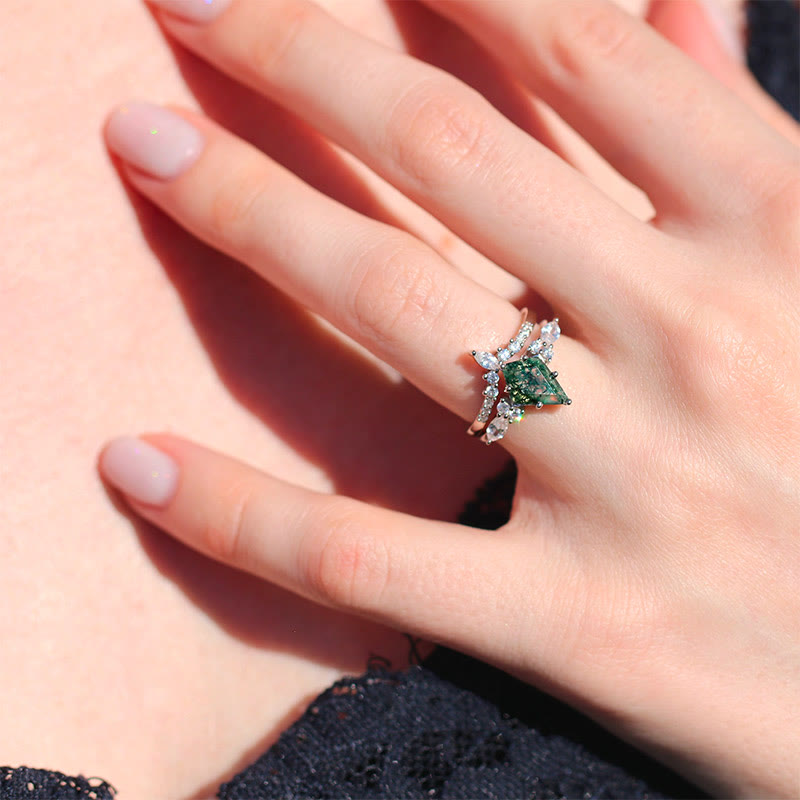 Hand mit grünem Diamantring, Silber, Damenring, elegantes Schmuckdesign, Nahaufnahme.