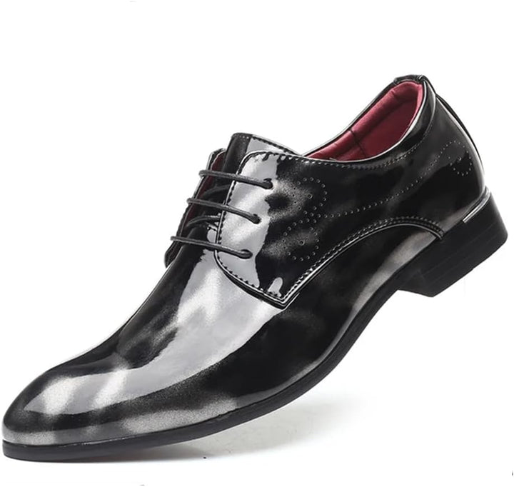 Schwarzer Lackleder-Herrenschuh, eleganter Schnürschuh, formell, glänzend, modisch.