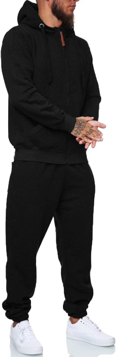 Schwarzer Herren-Trainingsanzug mit Kapuze, Reißverschluss, Jogginghose, weiße Sneaker.