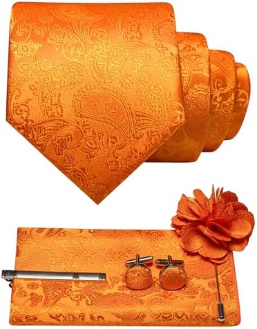 Set s oranžovou paisley kravatou, kapesníčkem do saka, manžetovými knoflíčky, sponou na kravatu a květinovou broží do klopy. 7