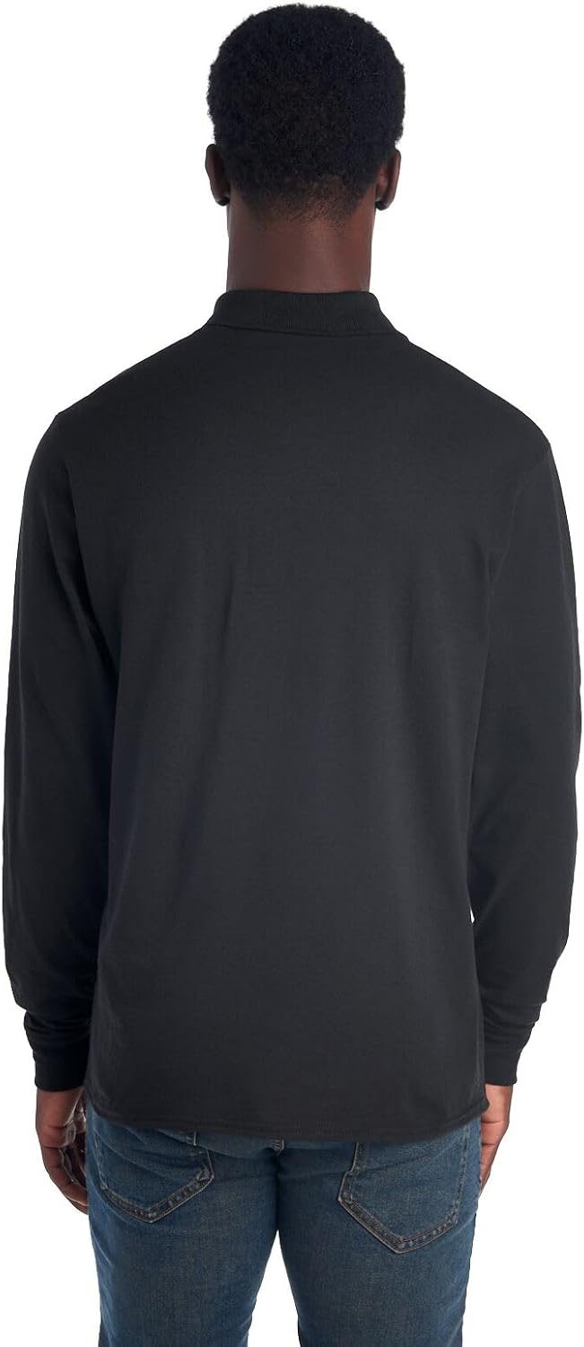 Mann in schwarzem Langarmshirt und blauer Jeans von hinten, Freizeitkleidung, Herrenmode.