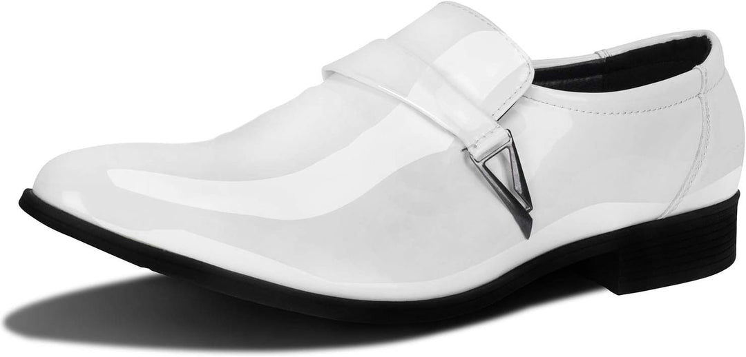 Weißer Lackleder-Herrenschuh mit Schnalle, elegantes Design, formelle Anlässe.