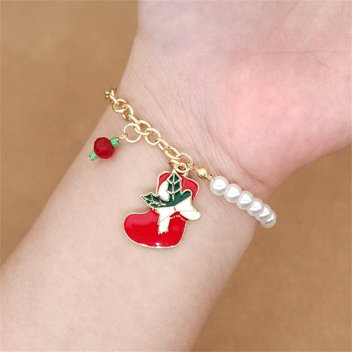 Goldenes Armband mit rotem Herzanhänger und Perlen, Weihnachtsdesign, Modeschmuck.