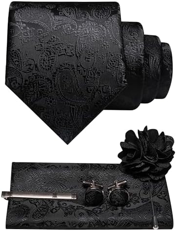 Set s černou paisley kravatou s jemným vzorem, kapesníčkem do saka, manžetovými knoflíčky, sponou a květinovou broží do klopy. 9