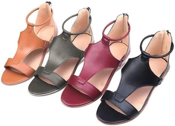 Vier Paar Damen-Sandalen in Braun, Grün, Rot und Schwarz, aus Leder, mit offenem Zehendesign.