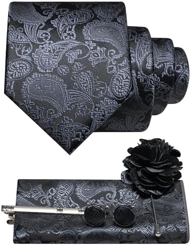 Set s černo-šedou paisley kravatou, kapesníčkem do saka, manžetovými knoflíčky, sponou na kravatu a černou květinovou broží do klopy. 12