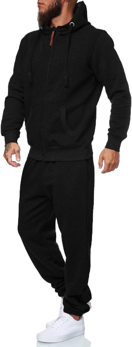 Mann in schwarzem Jogginganzug mit Kapuze, Reißverschluss und Taschen, sportlich, bequem.