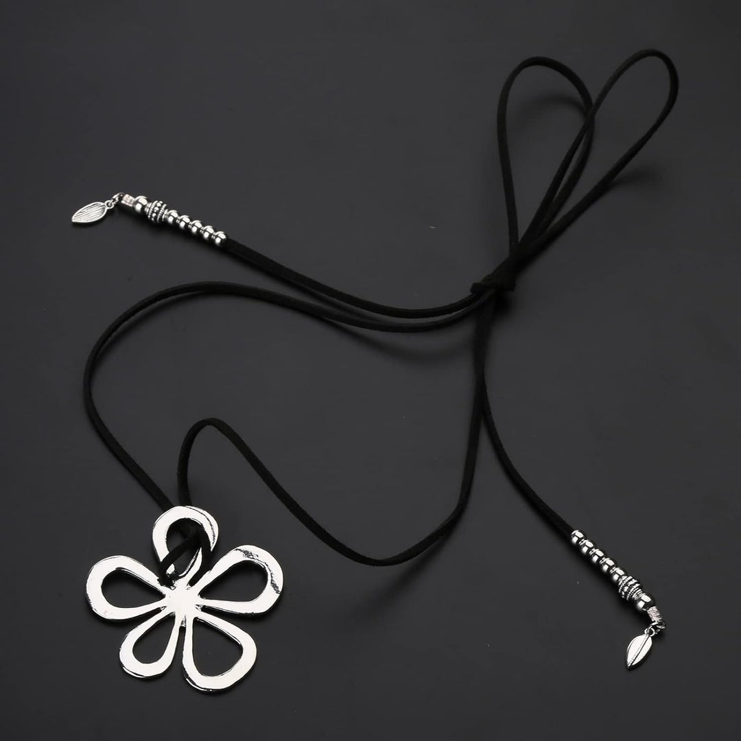 Schwarze Halskette mit silbernem Blumenanhänger, verstellbar, modisches Accessoire.