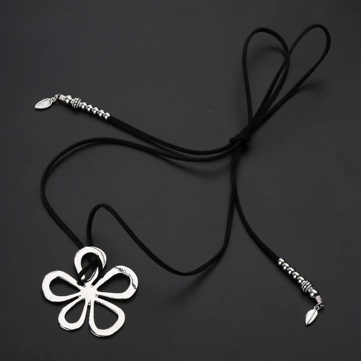 Schwarze Halskette mit silbernem Blumenanhänger, verstellbar, modisches Accessoire.