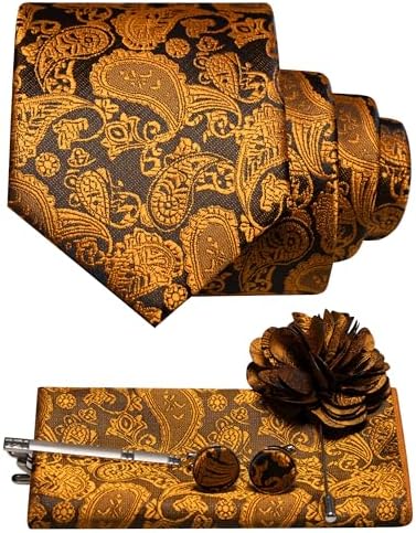 Set se zlatooranžovou paisley kravatou na hnědém podkladu, kapesníčkem, manžetovými knoflíčky, sponou a květinovou broží do klopy. 11