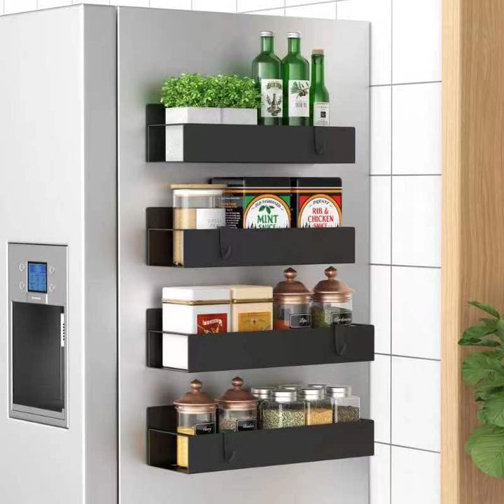 Schwarzes magnetisches Küchenregal am Kühlschrank mit Gewürzgläsern und Pflanzen.