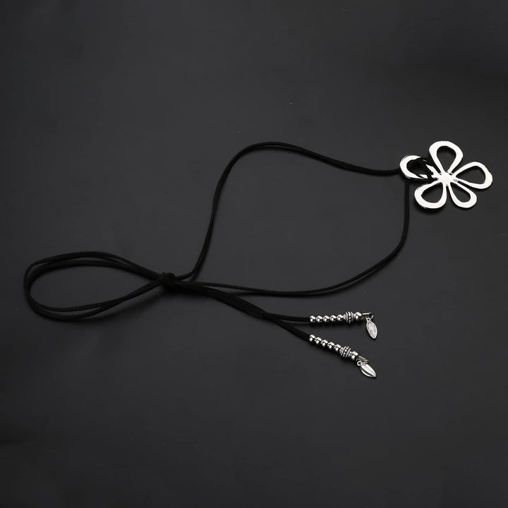 Schwarze Halskette mit silbernem Blumenanhänger, verstellbar, modisches Accessoire.