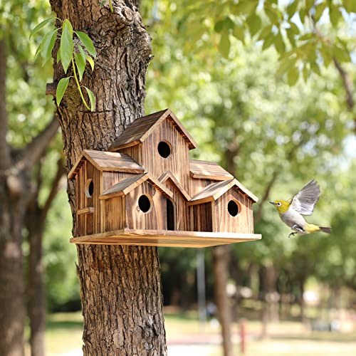Holz-Vogelhaus am Baum mit fliegendem Vogel, ideal für Garten, Natur, Nistkasten, braun.