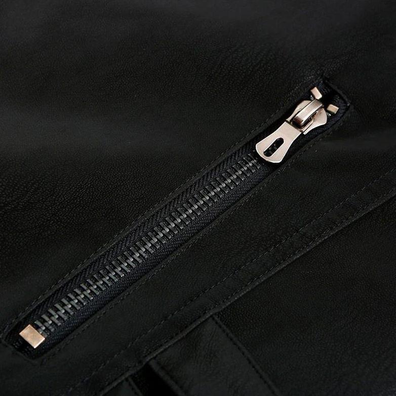 Schwarze Lederjacke mit silbernem Reißverschluss, modisch, hochwertig, stilvoll.