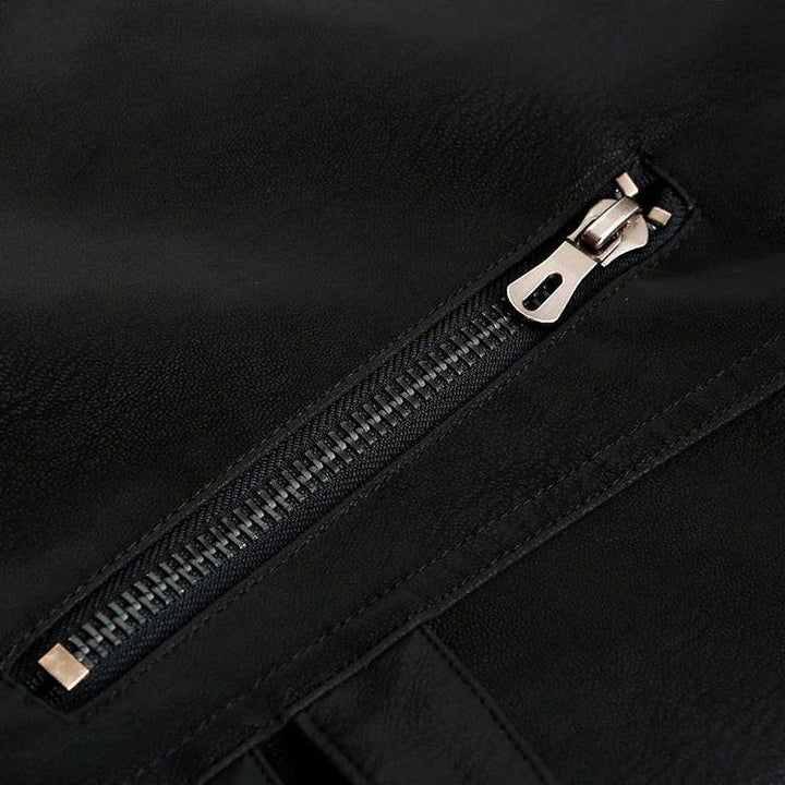 Schwarze Lederjacke mit silbernem Reißverschluss, modisch, hochwertig, stilvoll.