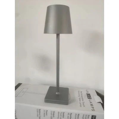 Graue LED-Tischlampe aus Metall, modern, energiesparend, auf weißer Verpackung.