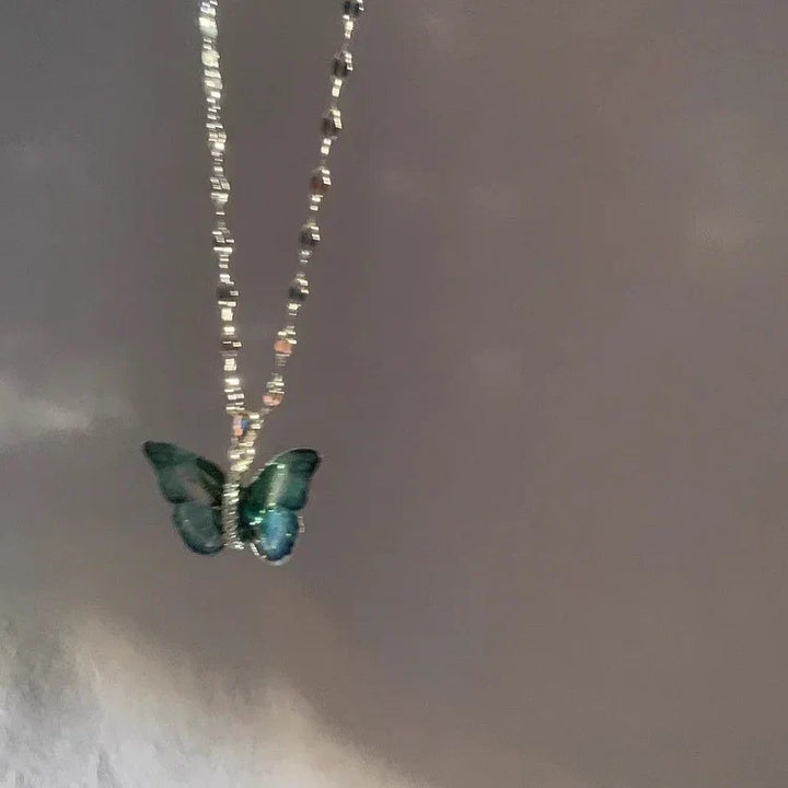 Grüne Schmetterlingskette, zartes Design, Damenmode, eleganter Schmuck, Silberkette.